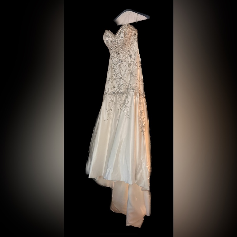 Absolutely stunning Mermaid style wedding dress Size 4, used like new